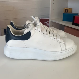 Alexander McQueen Skor - Ett par skor i storlek 45 från designermärket Alexander McQueen. Använda men fortfarande mycket liv kvar, skick 6.5/10. Nypris runt 4500:-, tyvärr är skolådan slängd därav det billiga priset:) Fri frakt eller meetup i Gbg.