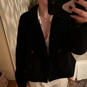 Kort kappa  - Jätte fin eftertraktad kort kappa i färgen svart, i ett väldigt bra skick och använd fåtal gånger. Köpt för någon månad sen. Väldigt fin och perfekt till våren! Storlek 38 då de var väldigt små i storlekarna, passar mig helt perfekt som har allt från storlek XS till M💕 Buda och hör gärna av er privat!