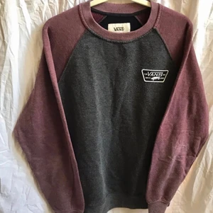 Sweatshirt - Vans tröja, finns att hämta upp i Stockholm, Hökarängen.                                                        Kontant eller swish👍