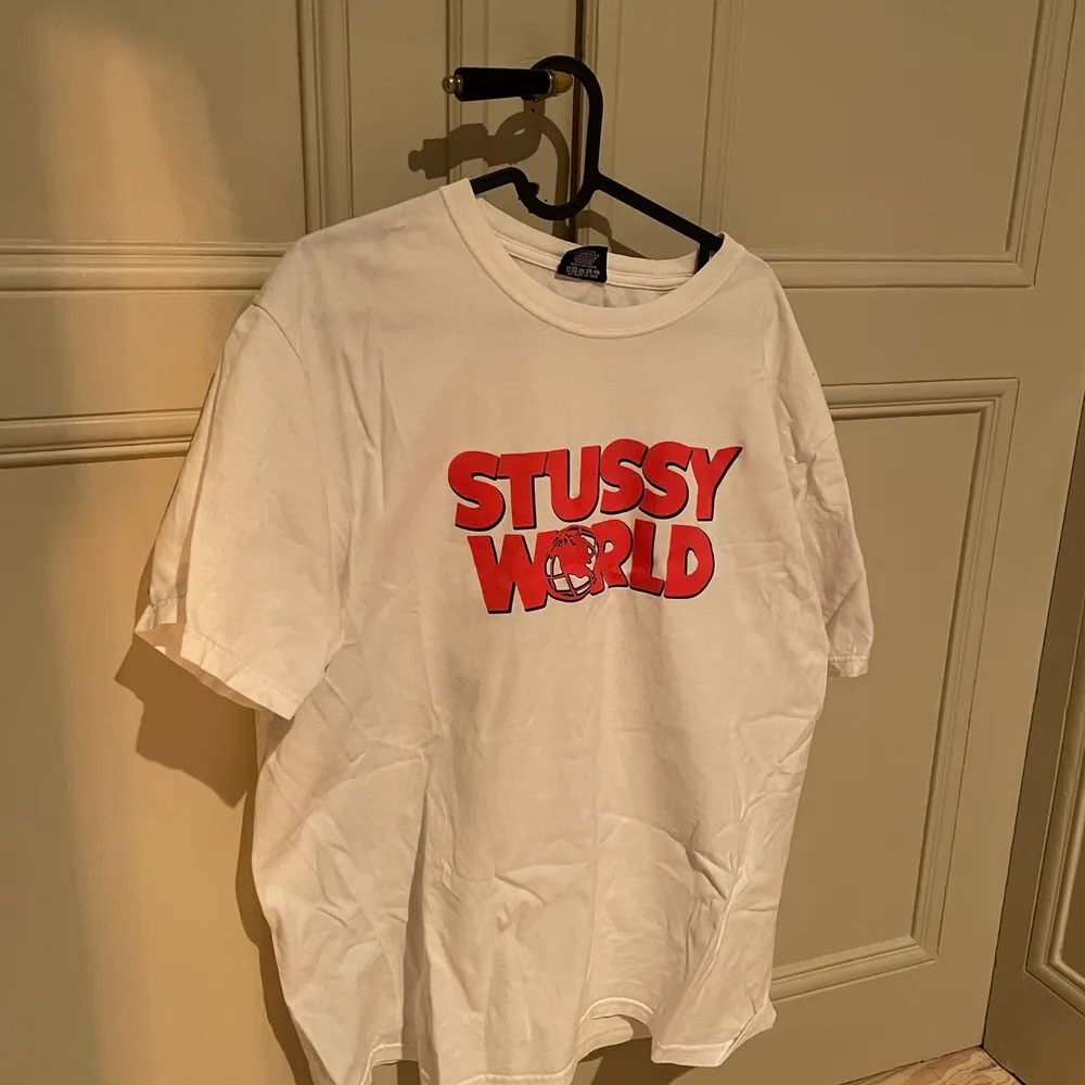 Snygg stüssy tshirt som är köpt på Nitty Gritty. Storlek L🦾. T-shirts.