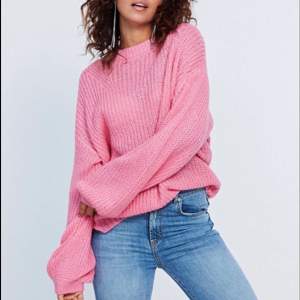 En superskön och fin stickad tröja i färgen rosa från Gina Tricot. Storleken är XS och är oversized. Älskar teöjan men kommer dessvärre sällan till användning och säljes pga det. Vid snabb affär 280kr (inklusive frakt) 😍