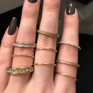 Ringar  - 14 st ringar köpta från H&M som Jag aldrig använt pga för stora ringar, st M/L tror jag. 5kr st. 5 för 20kr eller alla 14 för 50kr 