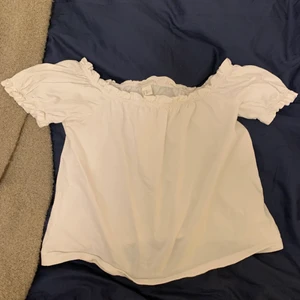 Topp - Sommrig topp från HM. Går att både ha off shoulder och på axlarna som en vanlig tröja. Den är ganska kort, alltså typ croppad. Funkar mellan stlr xs-m