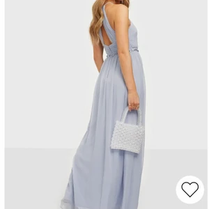 Balklänning  - Slutsåld balklänning från Nelly, aldrig använd, har enbart testat den och ej hunnit skicka tbx. Jättefin men kändes inte rätt för mig 