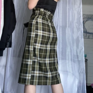 Kjol - Grön-rutig kjol med skärp från H&M som jag aldrig har använt och inte riktigt är min stil idag 💚 Kan tänka mig att den är najs att ha under sommaren! 