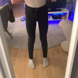 Gina tricot skinny jeans - Sköna, ganska tajta men snygga!