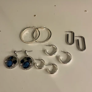 Silver smycken - Säljer alla snycken för 100kr, de är köpta från edblad och snö. Den blåa glittriga är äkta silver❤️