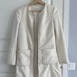 Vit kappa - Vit kappa i storlek 34. 