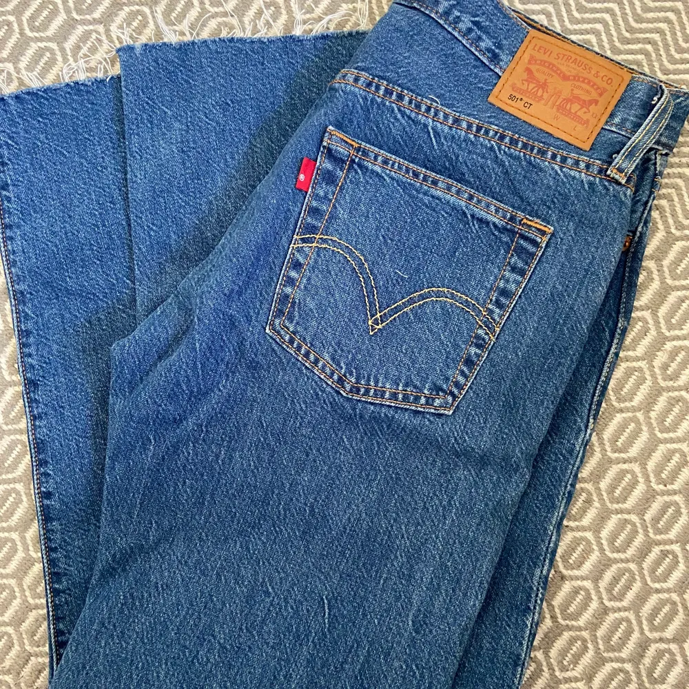 säljer mina helt nya Levi’s jeans då de tyvärr var för små när de kom hem! De är i en ”vanlig” jeansfärg och lite kortare i modellen! . Jeans & Byxor.