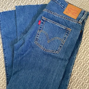 NYA LEVI’S JEANS  - säljer mina helt nya Levi’s jeans då de tyvärr var för små när de kom hem! De är i en ”vanlig” jeansfärg och lite kortare i modellen! 