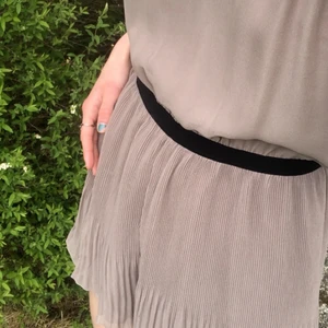 Playsuit - Brun playsuit med skönt material. Skimrar lite silver. Kan mötas upp i Växjö, annars tillkommer fraktkostnad!