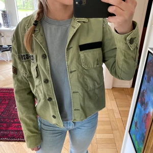 Militär jacka  - Grön militär jacka från Bershka. Använd fåtal gånger.☺️