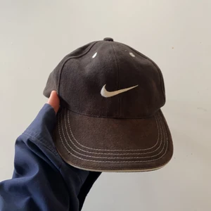 Vintege Nike keps  - En utav mina finaste kepsar! Den sitter däremot ganska högt på hudvudet som man ser på andra bilden. Reglerbar i storleken och i mycket bra skick!!! Älskar verkligen färgen och designen så mycket😻😻💕 OBS den är ganska liten i storleken! 
