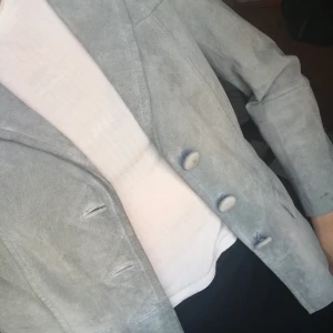 Ljusblå jacka/kavaj i mocka! - Storlek 38, lite oversize på mig som är en S. Den finaste ljusblå färgen🥺🦋 Vintage! Äkta läder! 