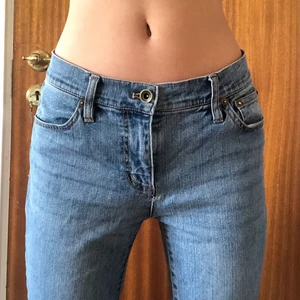 Low rised Ralph Lauren jeans  - Ett par super fina blåa jeans. Köpte här på plick men dom satt inte som jag ville. Förra ägaren hade endast användt dom ett fåtal gånger och jag har endast provat dom, så dom är i toppen skick! Jag är 168 cm och dom är lite längre än mina ben, fråga om allt om du har nån fråga. Originalpris ligger på runt 700kr💕
