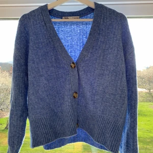 Stickad kofta💙 - Stickad kofta från zara 🙌🏻 sparsamt använd i perfekt skick 💜 köparen står för frakt!