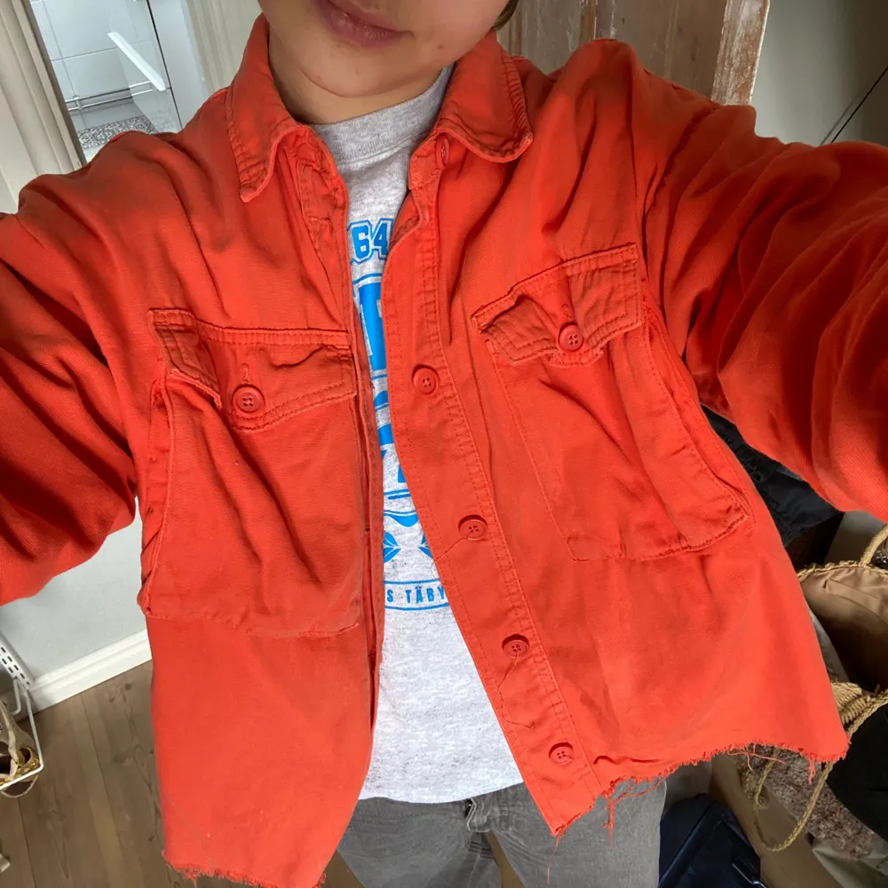 Jättefin orange jacka från top shop. Den ser ljusare ut på bild men egentligen är den lite mer lysande orange.. Jackor.