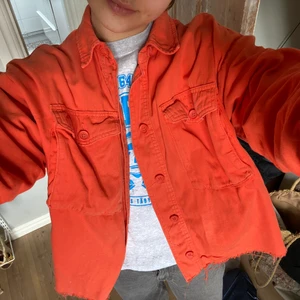 Jacka - Jättefin orange jacka från top shop. Den ser ljusare ut på bild men egentligen är den lite mer lysande orange.
