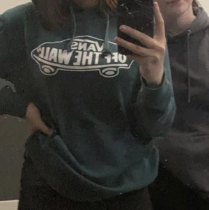 Säljer min äkta vans hoodie - Mörkgrön vans hoodie, storlek s/m nästan ny. Köparen står för frakten