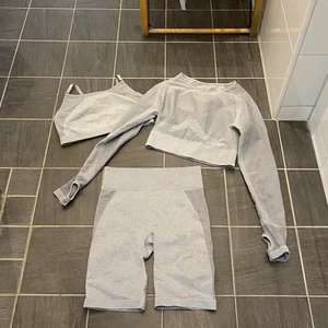 Grått seamless träningsset - Endast använd 1-2 gånger så i superfint skick!!😊 står storlek M men passar mig som är S också då de är stretchigt.