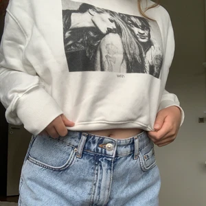 Hoodie från Stay - Skitcool hoodie från med ascoolt tryck! Är i strlk XS o inte alls mycke använd! 