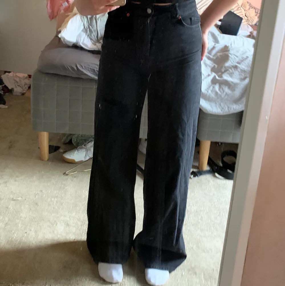 Säljer mina svarta wida jeans för dem är för korta för mig. Hon på bilden är 161cm och dem är lite långa men det går alltid att sy upp. Dem är bra skick använda 1 gång. 🤎. Jeans & Byxor.