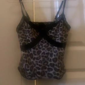 Linne - Säljer mitt linne från Urban outfitters💘 fråga om bild vid intresse! storlek S, töjbart. 