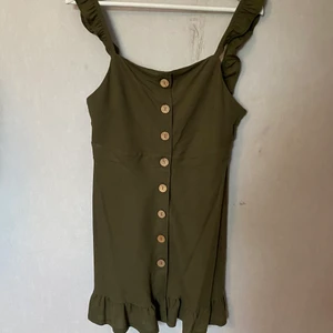 Grön klänning - Grön klänning ifrån Topshop i London. Endast använd en gång. Du står för fraktkostnad.