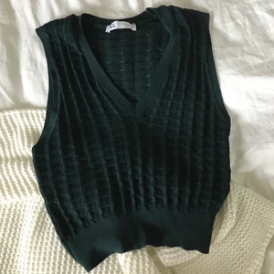 Väst från zara - Mörkgrön väst från zara i fint skick💕köparen står för frakt💘