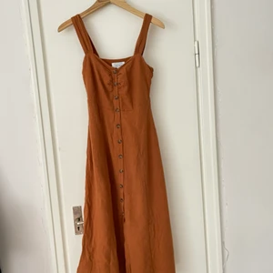 Klänning & Other Stories strlk 36 - En jättefin midiklänning från & Other Stories! Använd ett fåtal gånger! 