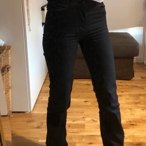 ACNE Jeans - oanvända jeans från Acne! Storlek 25/30 men de är mindre i storleken (därför jag också säljer då de är för små för mig). Första bilden är acne jeans i liknande modell så det är den passformen man kan förvänta sig💖