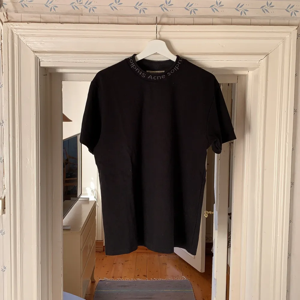 1,5 år gammal tshirt, använd väldigt varsamt, ser i princip ut att vara i nyskick, Nypris 1400:-. T-shirts.