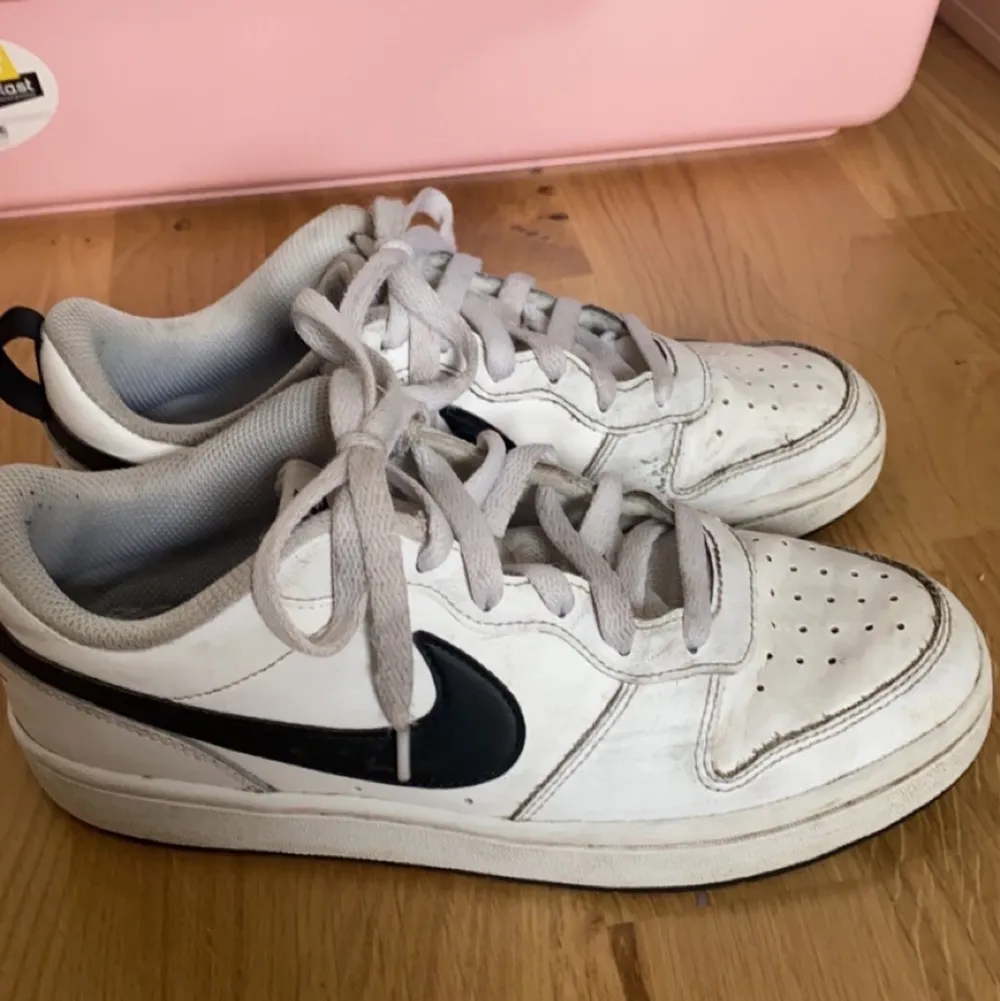 Väl använda, storlek 38, har försökt att tvätta de så gott det går men tänker att jag säljer de billigt eftersom de har nån liten ”skada”! De är äkta Nike skor men de är inte air force 1!. Skor.