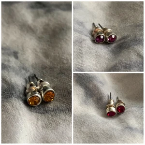 Örhängen  - Nickelfria örhängen, aldrig använda. Finns lite ”fläckar” i metallen på plupparna, förmodligen för att de bara legat. 20kr per par😊 GUL SÅLD!!