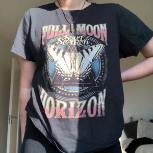 oversized tshirt - jätte cool oversize tshirt från ginatricot, köpt förra sommarn men inte använd så mycket! skulle säga att den passar M-L bäst, beroende på önskad passform såklart ❤️‍🔥❤️‍🔥