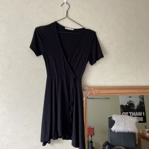 Omlott klänning  - Svart omlottklänning från pull&bear. Luftigt och tunnt tyg, har tacksamt brukats under sommaren.  För mått eller annan information finns jag i DM😊🌸 