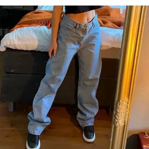 Levis jeans - Lägger upp dessa snygga jeans igen🤩🤩 (pga oseriös köpare). Första bilden är lånad och andra bilden visar hur de sitter på mig som är 172 💘. Modellen är 501. Buda från 300 eller köp direkt för 450 inklusive frakt! Köpta på Plick för 800 och använt väldigt sparsamt ✨☺️