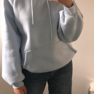 Blå hoodie med snören  - Jättefin oanvänd blå hoodie. Säljer då jag gått upp en storlek och den blivit för liten. Kan tänka mig sänka priset. Köparen står för frakten❤️
