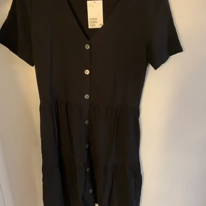 svart klänning  - En helt oanvänd gullig sommarklänning ifrån hm, strl 36 och frakt tillkommer💕