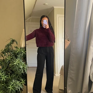 Skön stickad tröja - Jättefin stickad tröja i en super härlig vinröd färg, den är jätte skön men fick inte någon användning av den då det inte riktigt är min stil💫 köpte för 159kr nypris och säljer nu för 45kr +frakt