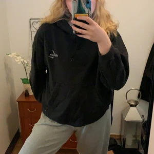 Nike hoodie - Svart Nike hoddie, är lite för kort i armarna för mig, jag är 173 cm