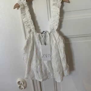 Zara topp - Jättefin slutsåld topp från zara. aldrig använd. storlek s men skulle säga att det passar xs-m pga att banden är töjbara. nypris 199 säljer för 150. om många är intresserade buda i kommentarerna💕frakten är inräknad i priset