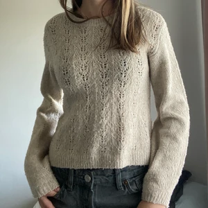 Stickad tröja  - En stickad tröja från barnavdelningen på hm i storlek 146-152, passar xs. Superfin nu till sommaren med kjol 