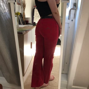 Röda byxor - Snygga och stretchiga röda byxor köpta second hand som jag får lite beatles vibe utav, de är mid Waits. Frakt tillkommer🤩