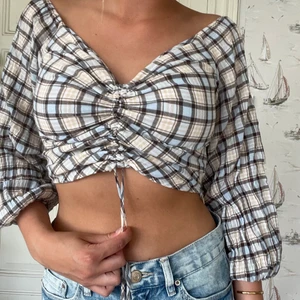 Superfin sommartopp - Kan användas på två olika sätt, antingen drar man åt snöret, eller låter det knytas löst för en lite mer täckande topp