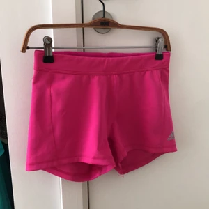 Rosa träningsshorts från Adidas Medium - Neonrosa träningsshorts från Adidas i storleken Medium