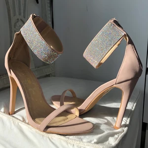 Nya klackar stl 39 - Swarovski klackar från boohoo helt oanvända i storlek 39🌺🌺