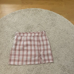 SHEIN kjol storlek S - Aldrig använd för den är inte min typ, väldigt fin i ny skick. Den har en slits och en dragkedja vid sidan 💕