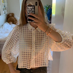 Blommig tröja  - Säljer denna UNDERBARA skjortan/tröjan från Zara som aldrig blivit använd!! Nypris: ca 430 svenska kr (299 danska kr) 💞 köparen står för frakten men jag möter även upp i Lund💞 