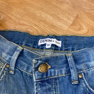 Vanliga jeans st 140 - Dom är väldigt fina jeans med fina detaljer dom är oanvända pris kan snackas 